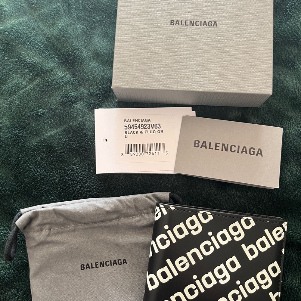 Balenciaga Monochrome Wallet - Picture 2 of 7